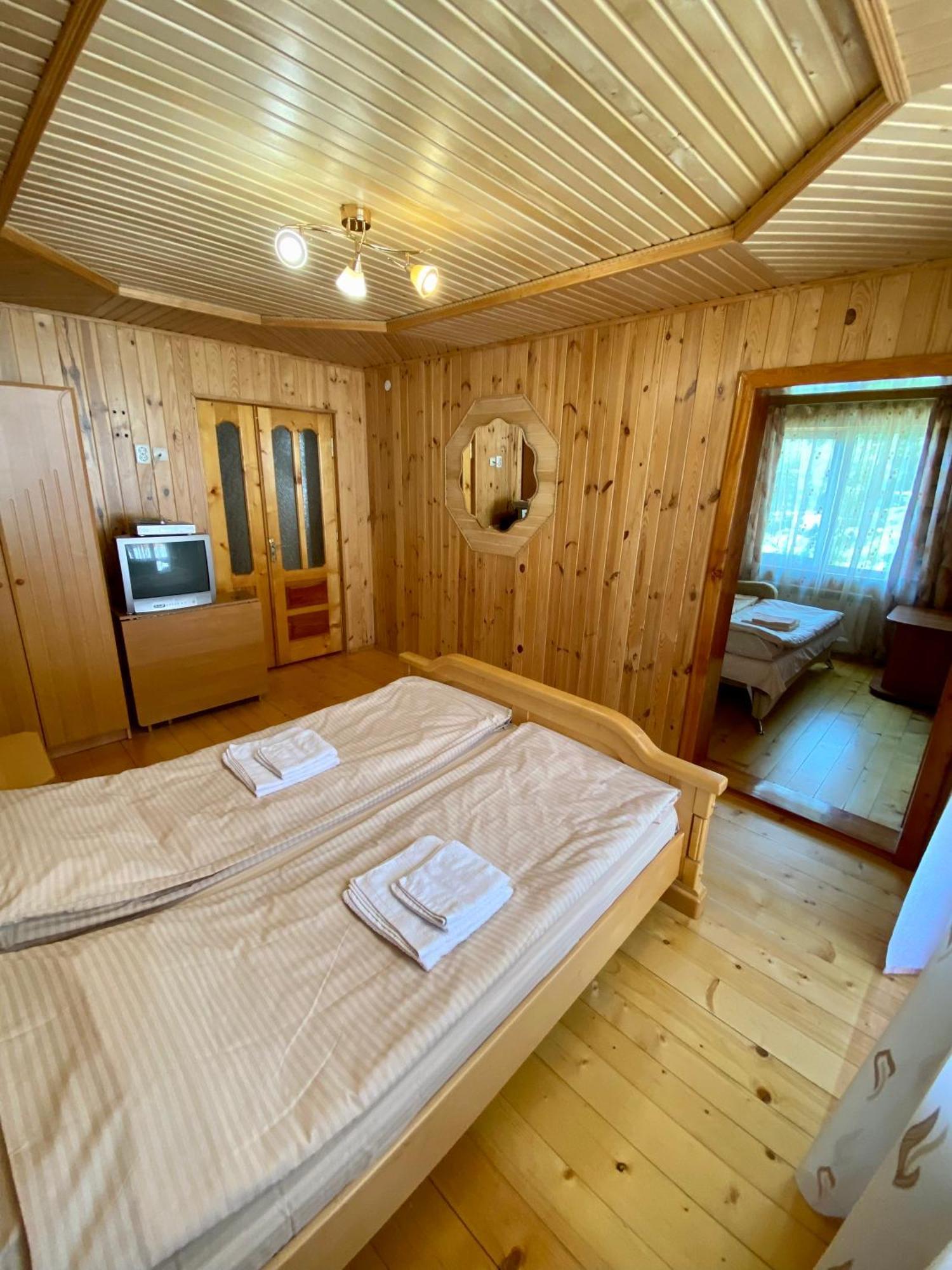 Zyma_Lito Guest House Yaremche Bagian luar foto